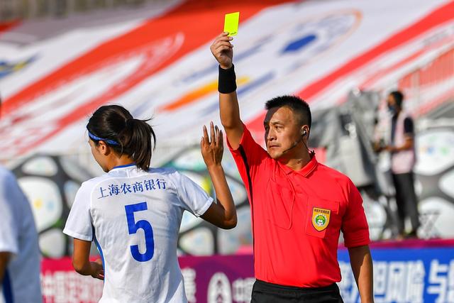 西甲-莱万多夫斯基梅开二度 巴萨2-1阿拉维斯